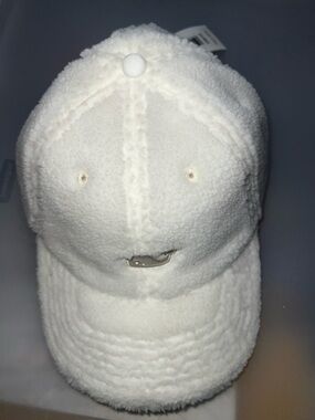 Vineyard Vines Fleece Baseball Cap in Marshmallow with embroidered Logos - NWT